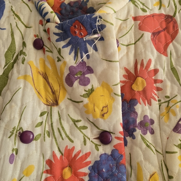 1970s Vintage Floral Quilted Coat with Blue Accents - Picture 10 of 12